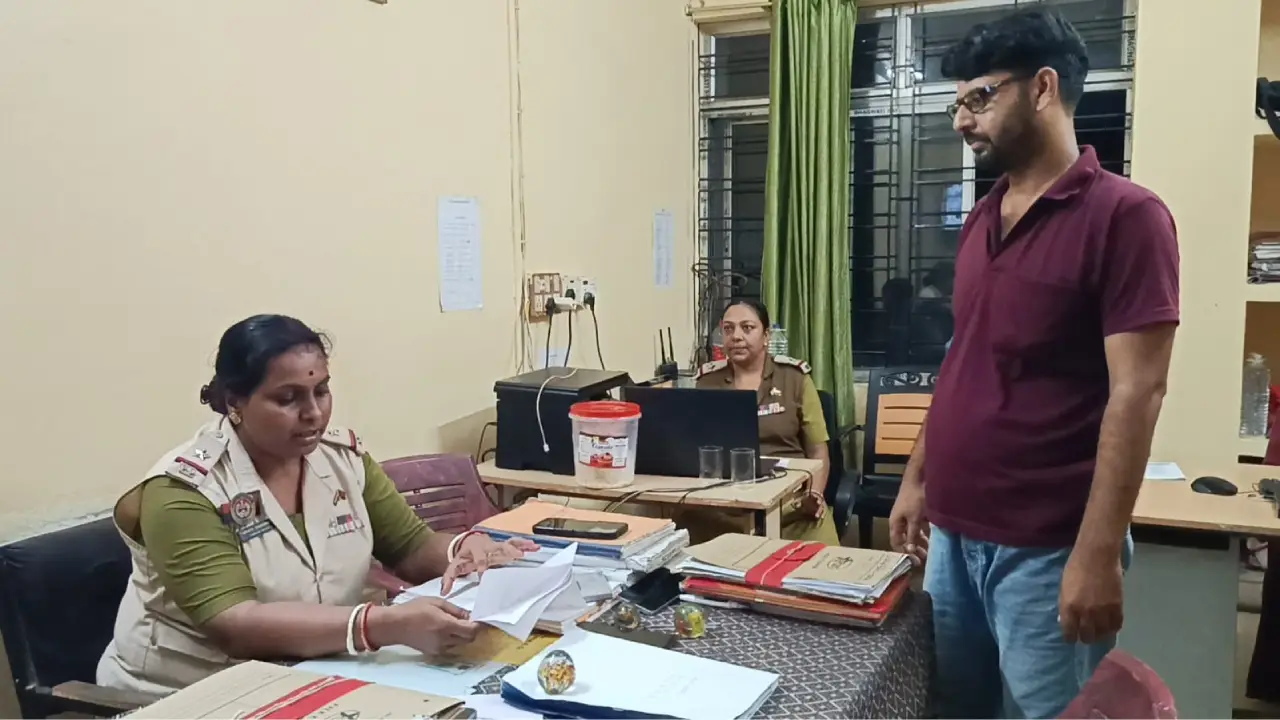 গৃহবধূকে খুঁজে পেতে মহিলা থানার দ্বারস্থ স্বামী।