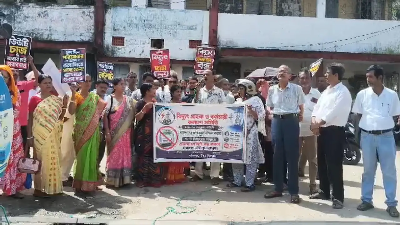 ধর্মনগরে বিদ্যুৎ পরিষেবা বেসরকারীকরণ ও শুল্ক বৃদ্ধির প্রতিবাদে বিক্ষোভ মিছিল ও বিদ্যুৎ দপ্তরের সামনে দুই ঘণ্টার গন অবস্থান