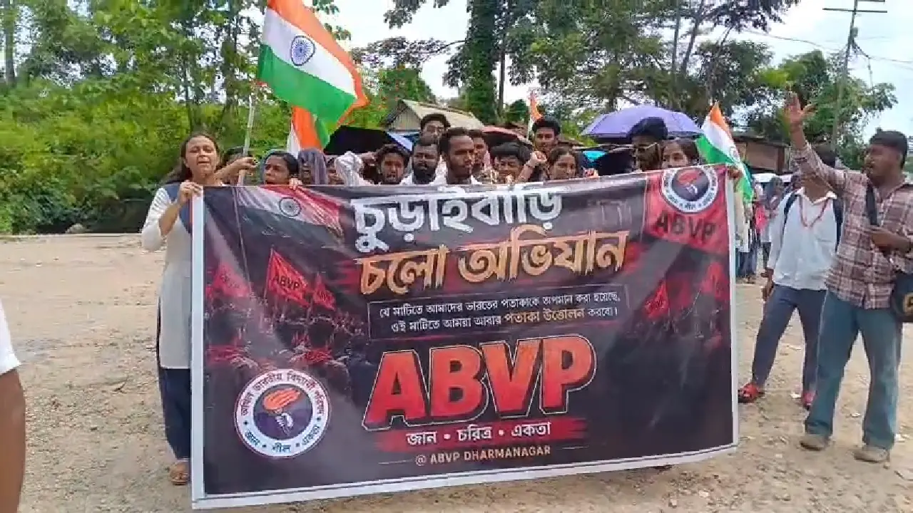 ১৫ ই আগস্ট দুই ছাত্র গোষ্টীর সংঘর্ষের ঘটনায় ফের উত্তপ্ত চুরাইবাড়ি স্কুল চত্বর,এবিভিপির বিক্ষোভে বাড়ল রাজনৈতিক উত্তাপ
