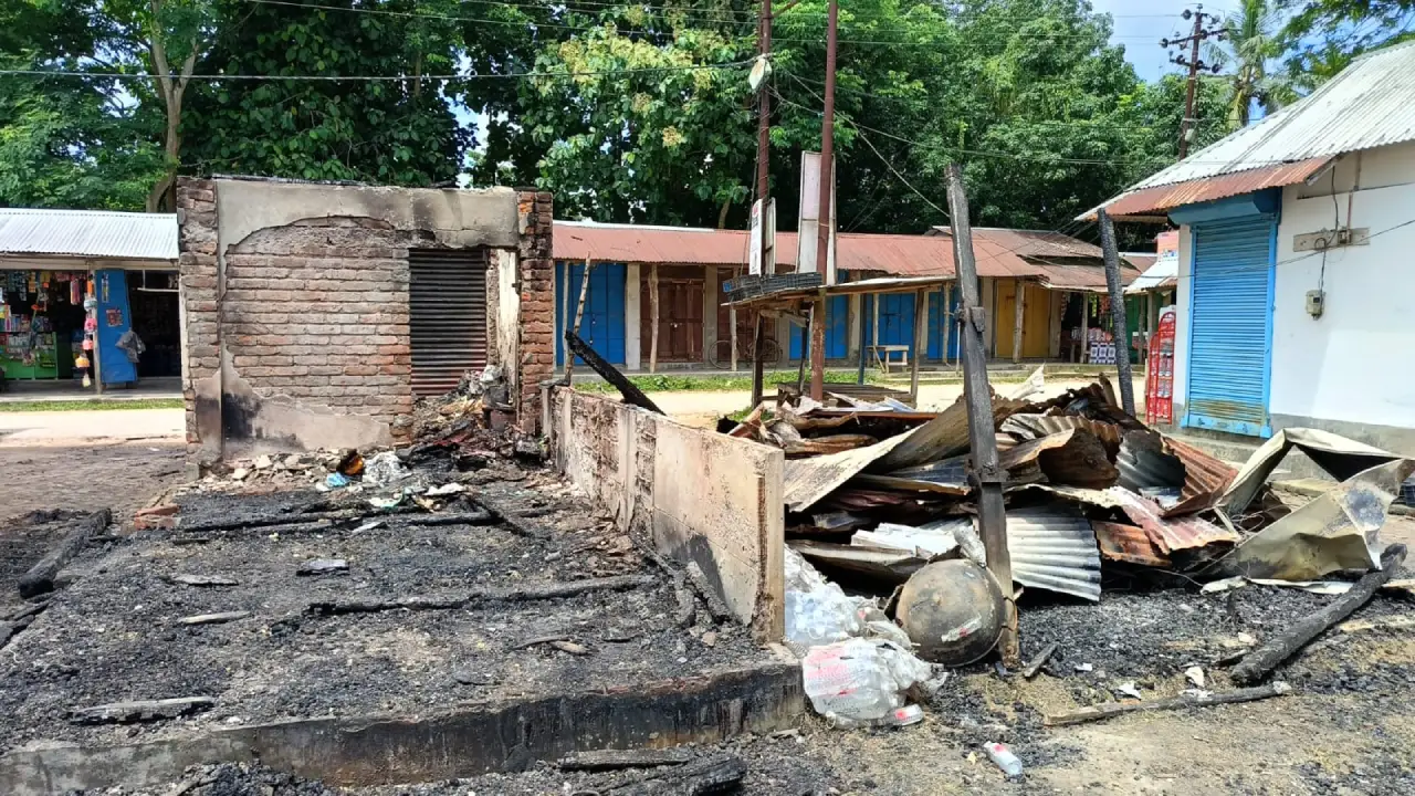 বিধ্বংসী আগুনে পুড়ে ছাই তিনটি দোকান ঘর ।