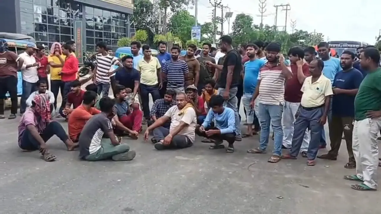 ক্ষুব্ধ চালকরা ফুল কুমারী জাতীয় সড়কে জড়ো হয়ে রাস্তা অবরোধ করেন