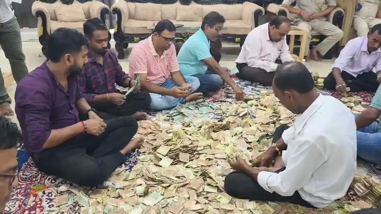 ১ মাস ২০ দিন পর খোলা হলো উদয়পুরের ত্রিপুরা সুন্দরী মন্দিরের প্রণামী বাক্স ও সিন্দুক