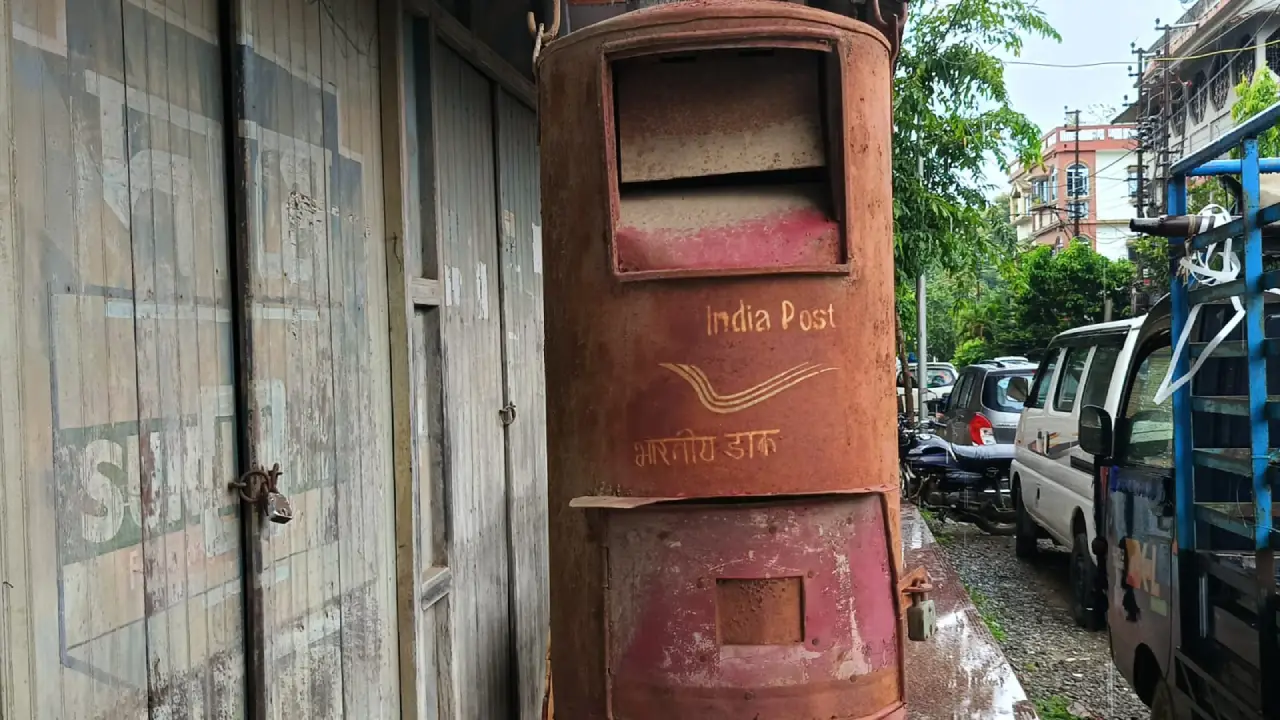 আধুনিক সভ্যতায় ডাকবক্স তার যৌবন হারিয়েছে।