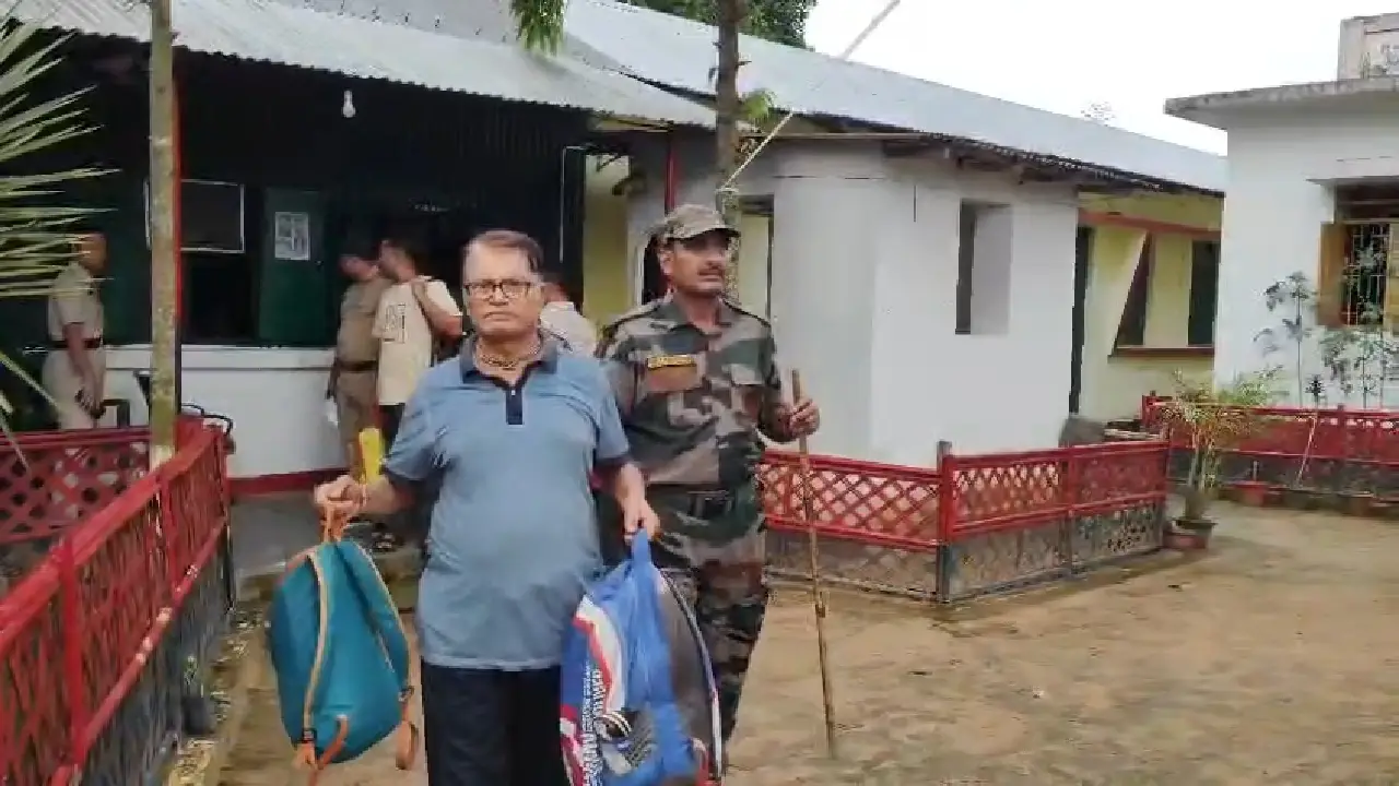 বাংলাদেশে পালাতে গিয়ে পুলিশের হাতে গ্রেপ্তার এক বাংলাদেশী নাগরিক ।
