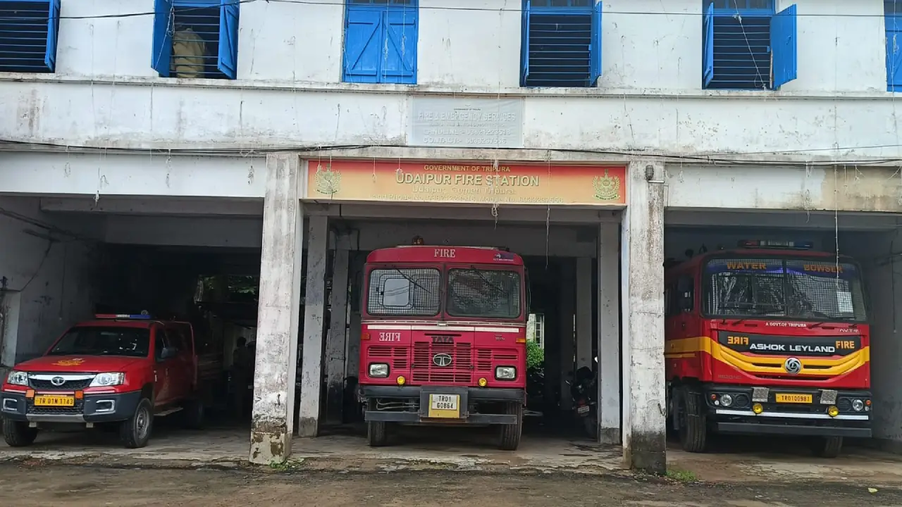 জরাজীর্ণ অবস্থায় অফিস চলছে উদয়পুর দমকল দপ্তরের, যে কোনো সময় ঘটতে পারে বড় দুর্ঘটনা ।