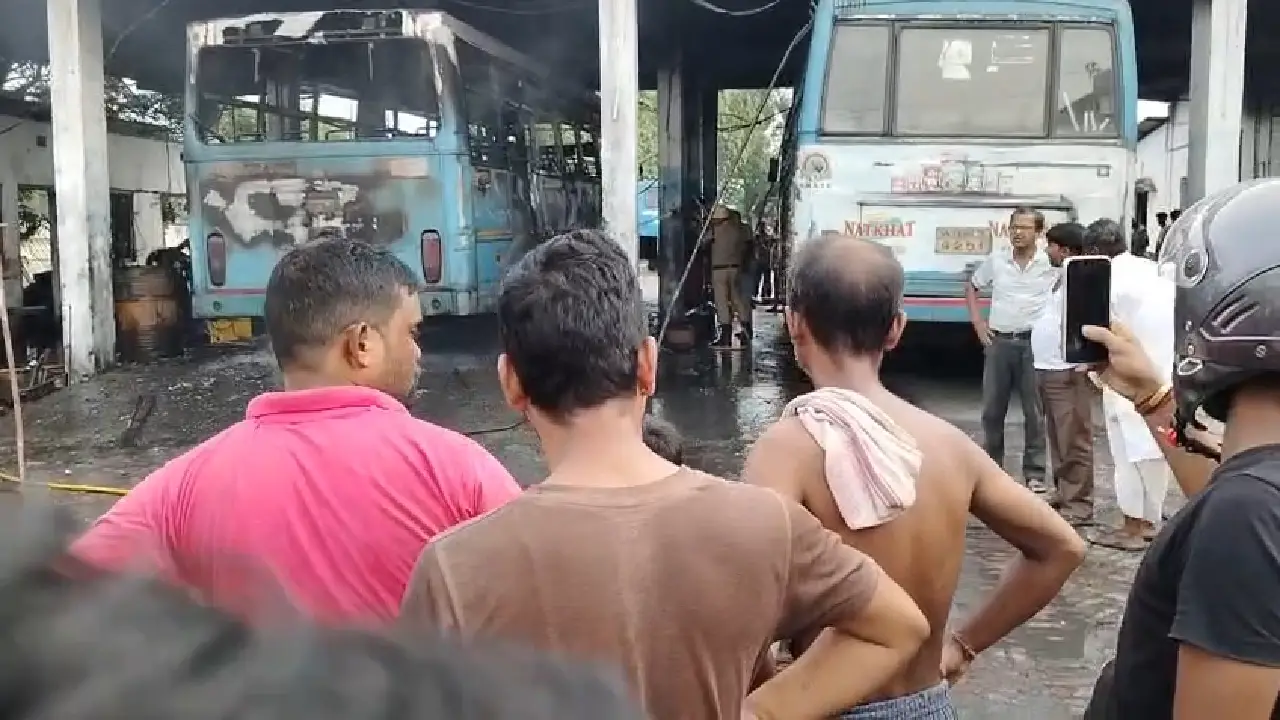 দিনহাটার উত্তরবঙ্গ রাষ্ট্রীয় পরিবহনের ডিপোতে অগ্নিকাণ্ডের ঘটনাতে চাঞ্চল্য ছড়ালো দিনহাটায়।