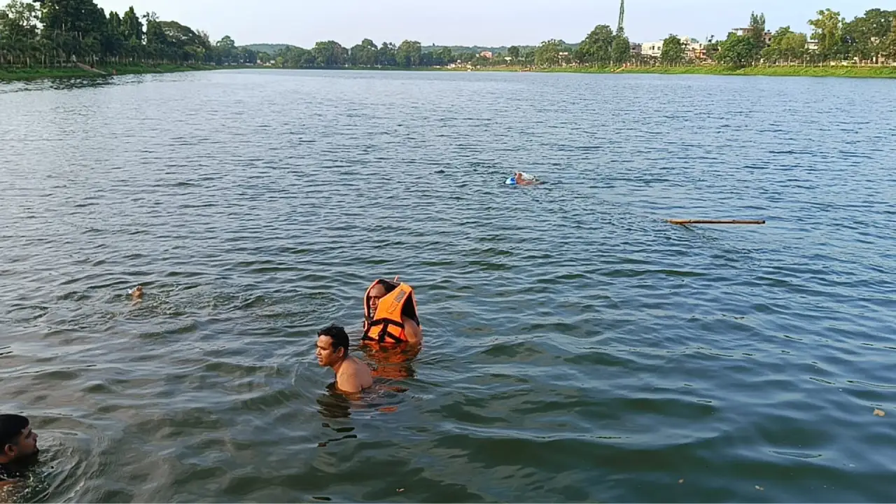 জলে ডুবে ছাত্রের মৃত্যুর পর জগন্নাথ দীঘির জল স্তর এর বিপদজনক অবস্থা নিয়ে উঠছে প্রশ্ন।