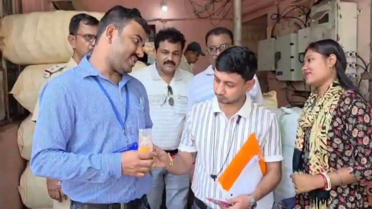 রানীগঞ্জ বাজারে খাদ্য সুরক্ষা দপ্তরের হানা, চানাচুর-মশলা-সরষের তেল কারখানায় তল্লাশি