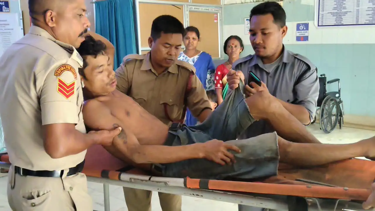 বাইকের ধাক্কায় গুরতর আহত এক পথচারী।
