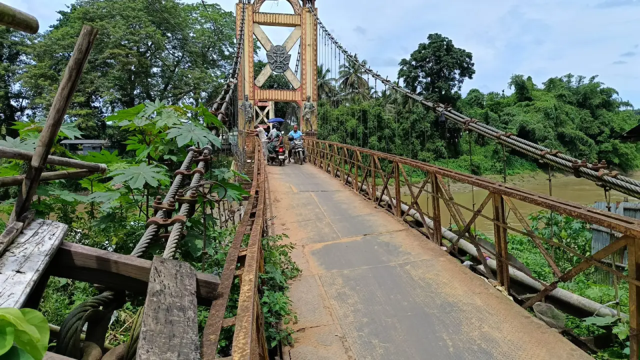 উদয়পুর শহরের সাথে গকুলপুরে ঝুলন্ত সেতুর যোগাযোগ ব্যবস্থা বর্তমানে ভগ্নদশায় পরিণত।