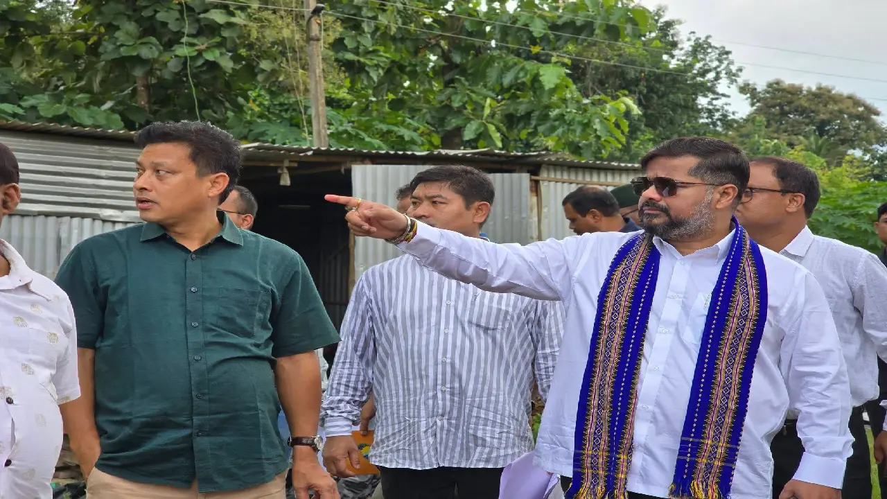 শান্তির বাজারে বিভিন্ন উন্নয়নমূলক কাজ পরিদর্শনকরলেন মন্ত্রী সুশান্ত চৌঁধুরী।