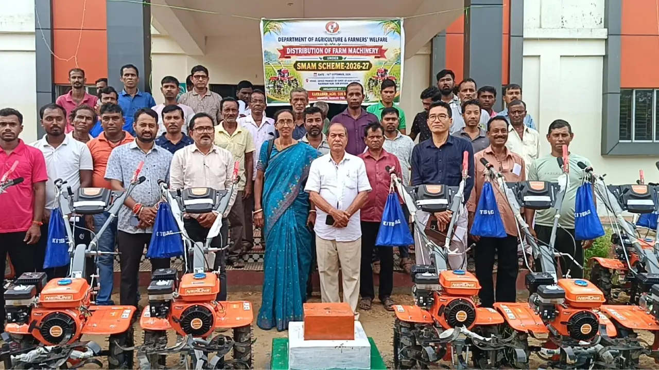 কাকড়াবন কৃষি মহকুমার অফিস প্রাঙ্গনে এস এম এ এম প্রকল্পে কৃষি যন্ত্রপাতি বিতরণ করা হয়