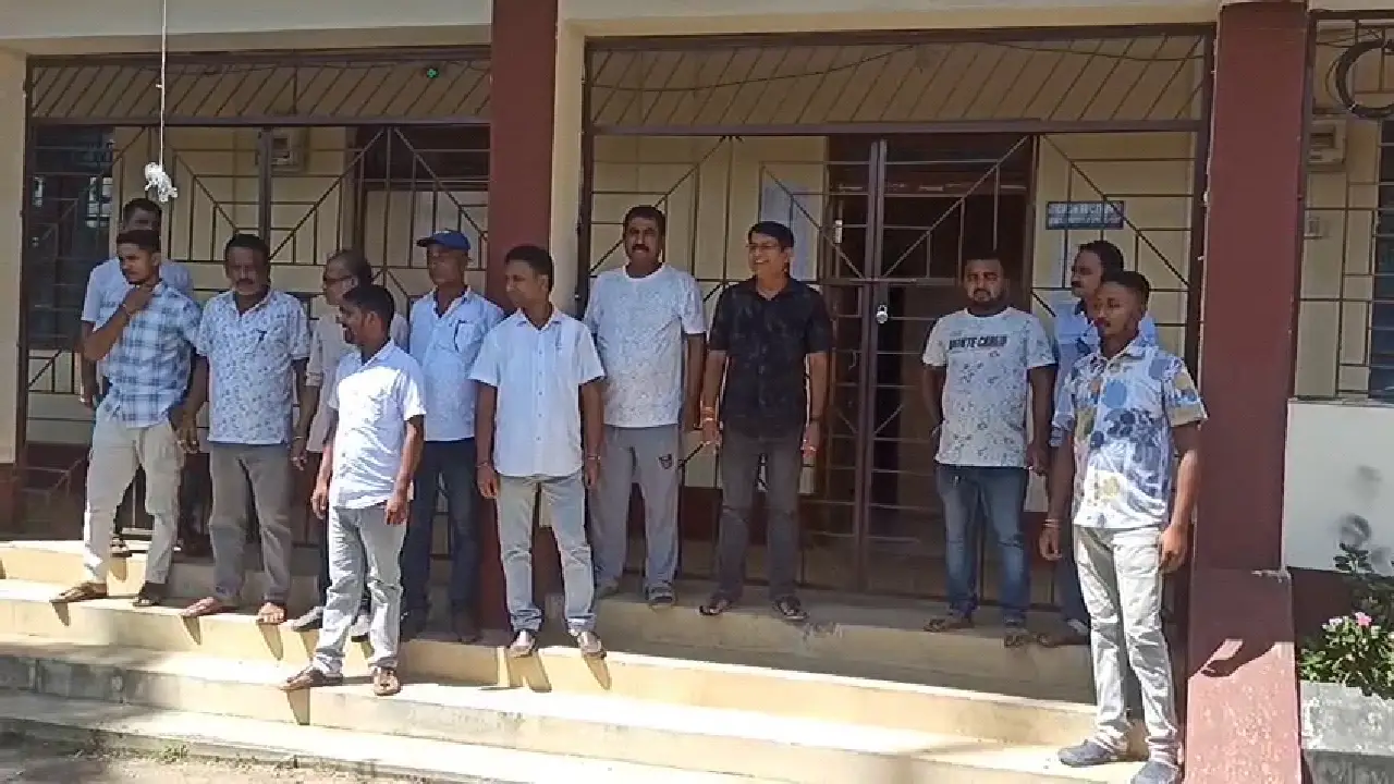 অমরপুর Dws দপ্তরের মূল ফটকে তালা ঝুলালো অমরপুরের কন্ট্রাক্টররা।