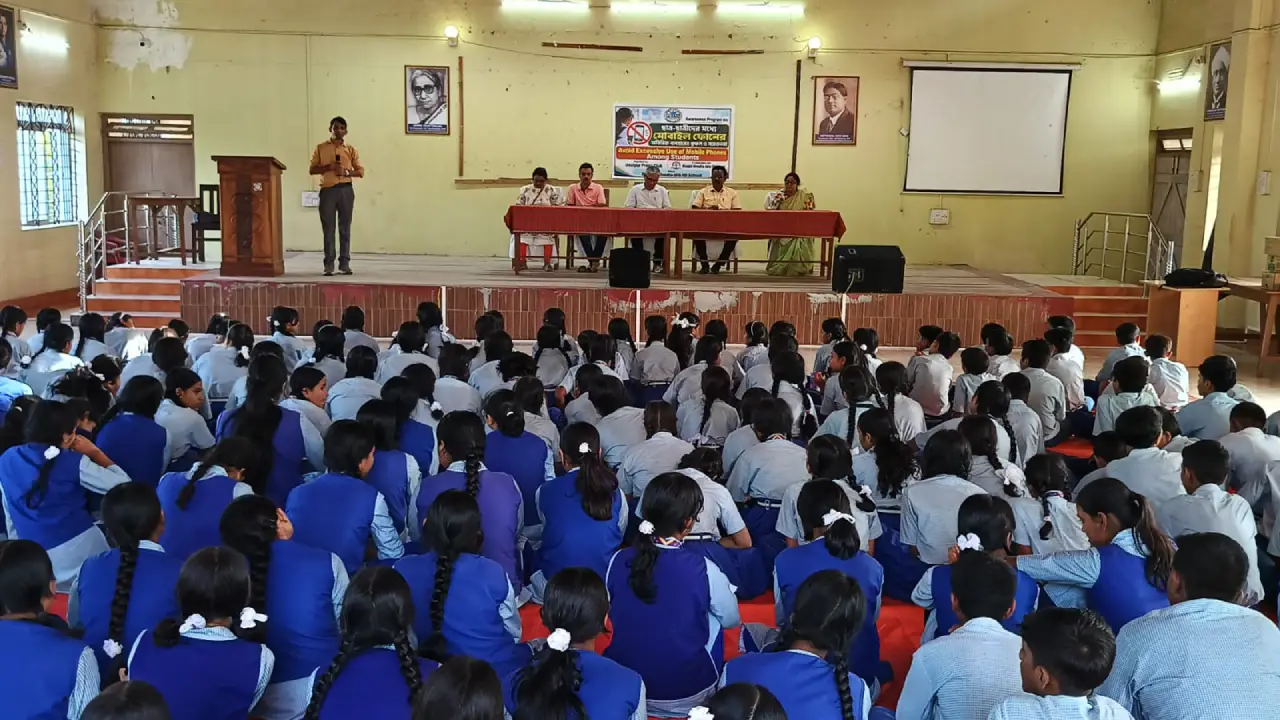 ছাত্র-ছাত্রীদের মধ্যে মোবাইল ফোনের অতিরিক্ত ব্যবহারের কুফল ও সচেতনতা