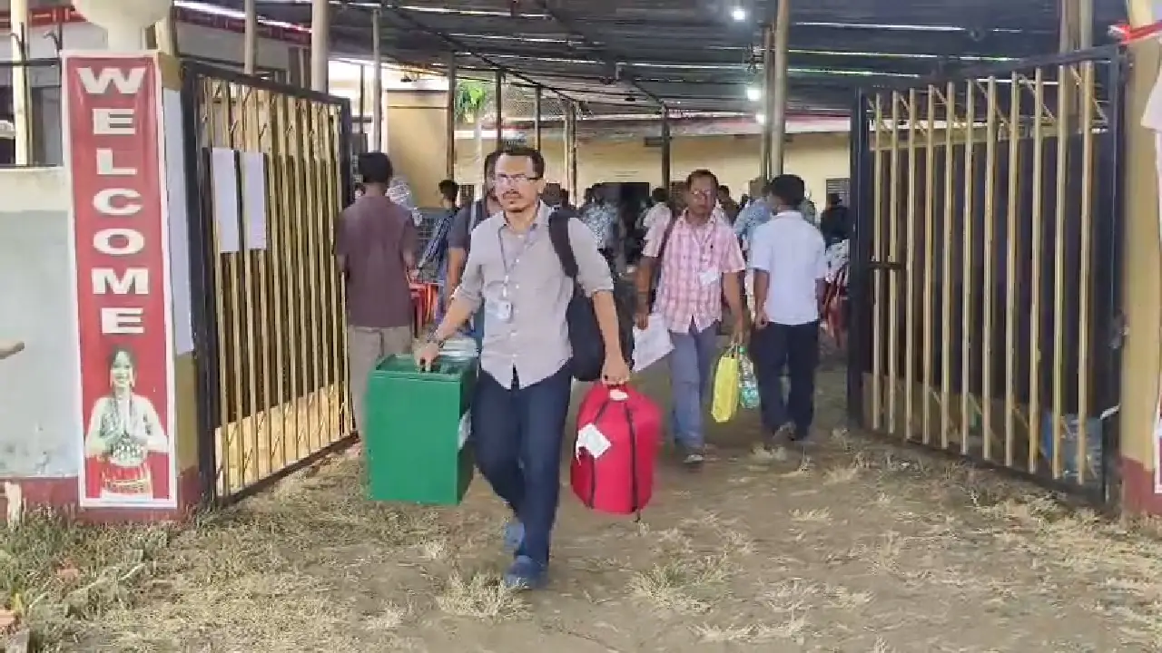 কুমারঘাটে ভোটের আগে শেষ মুহূর্তের প্রস্তুতি, কড়া নিরাপত্তায় ভোটকেন্দ্রের পথে ভোটকর্মীরা