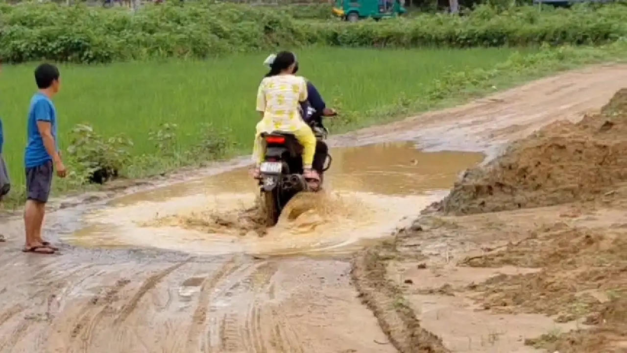 সরকারি অর্থে তৈরী সড়কের ভগ্ন দশা ও অতিরিক্ত ভারী যান চলাচলে বিপদের আশঙ্কা সাব্রুম-বৈষ্ণবপুর সড়কে ৮ টনের সেতুতে ১৫