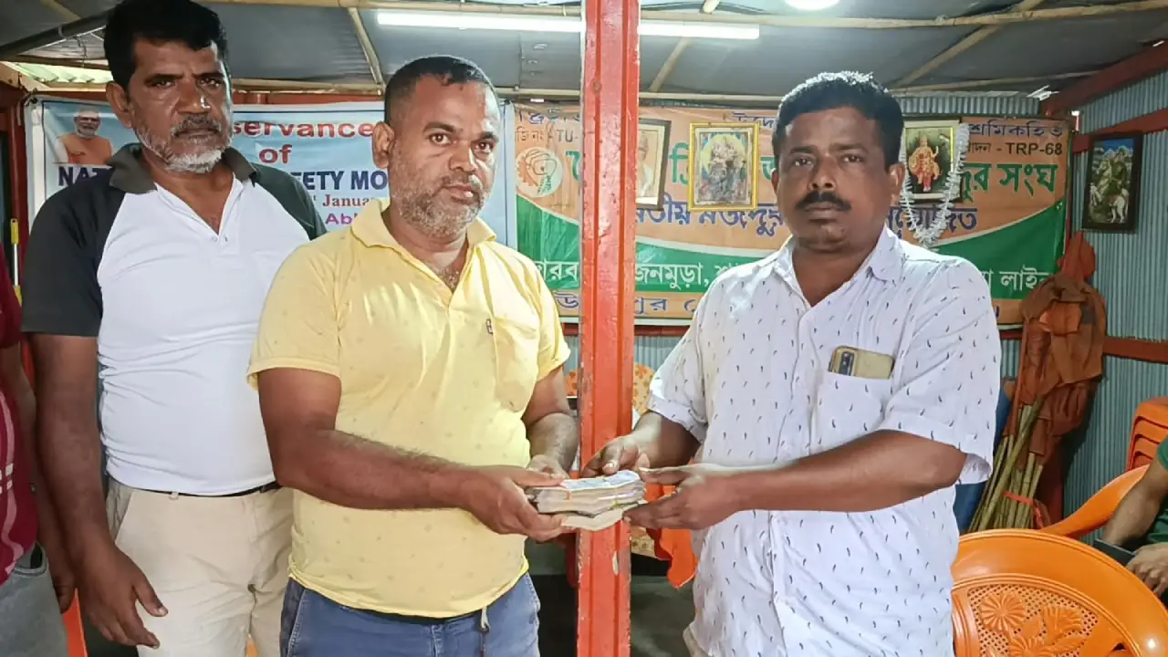 টাকা ভর্তি ব্যাগ ফেরত দিয়ে সততার নজির গড়লেন উদয়পুরের অটোচালক আক্তার হোসেন ।