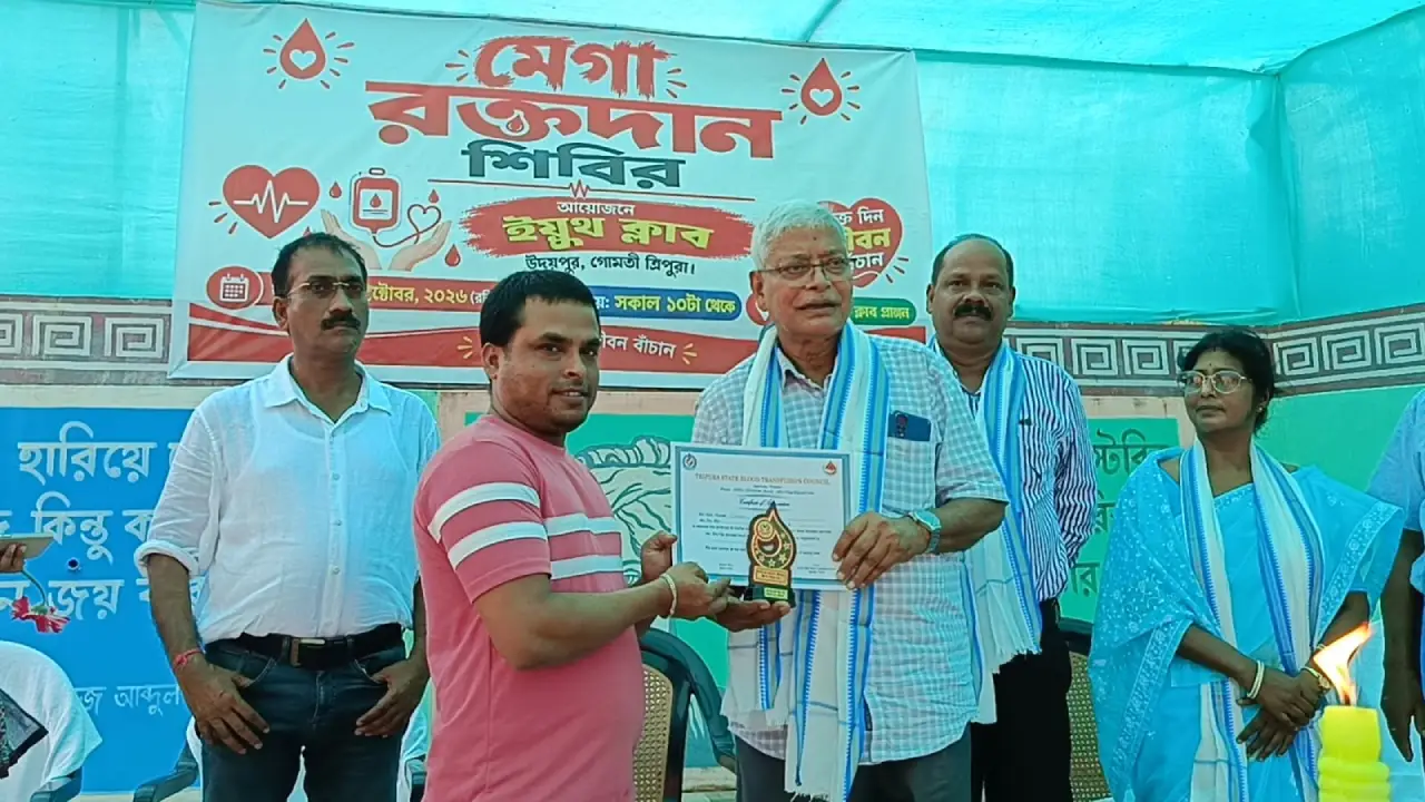 নিয়মিত রক্তদান করলে শরীরে অতিরিক্ত আয়রন কমে বললেন মহকুমা শাসক ত্রিদিপ সরকার