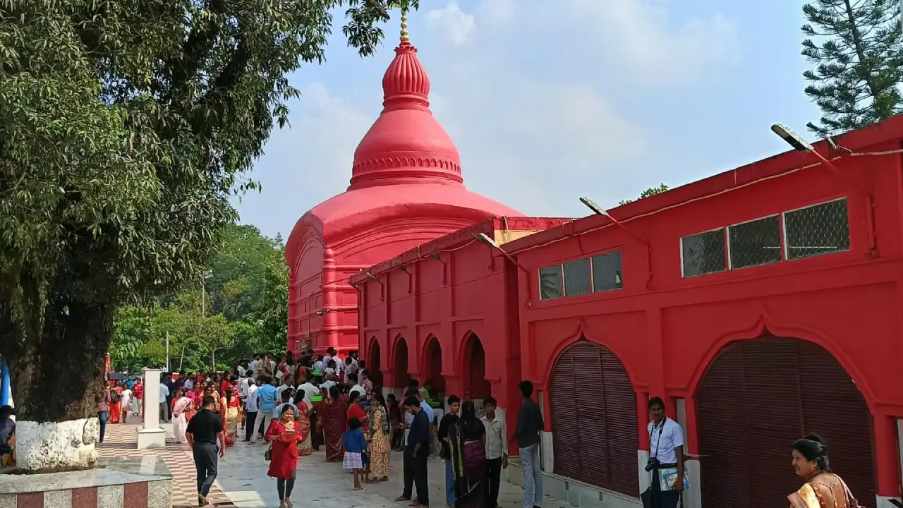 মহালয়ার ভোরে ভক্তদের ঢল উদয়পুরের ত্রিপুরেশ্বরী মন্দিরে, উপচে পড়া ভিড় মাতাবাড়িতে