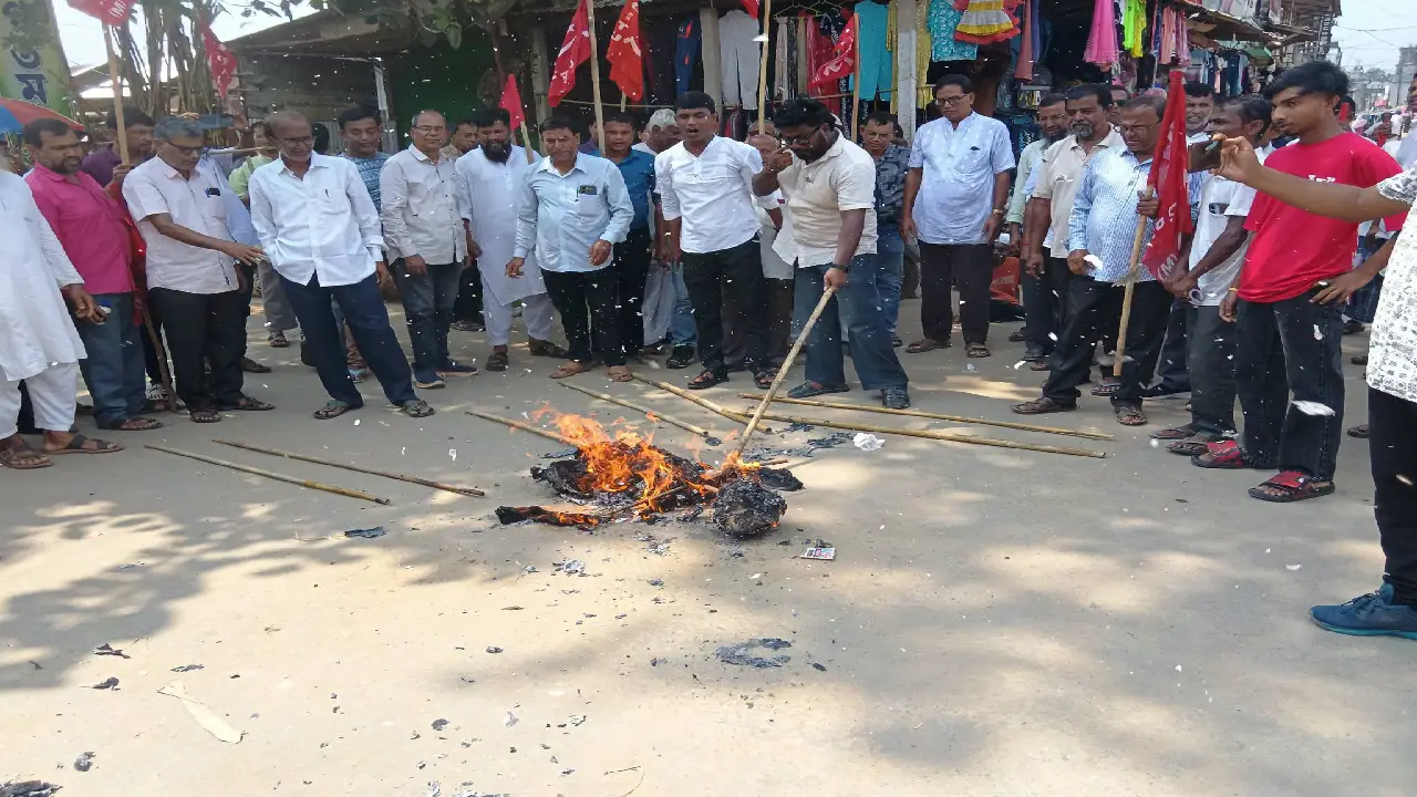 সোনামুড়ায় মুখ্য নির্বাচন কমিশনারের পদত্যাগের দাবিতে বামপন্থী সংগঠন গুলির মিছিল,কুশপুতুল দাহ।