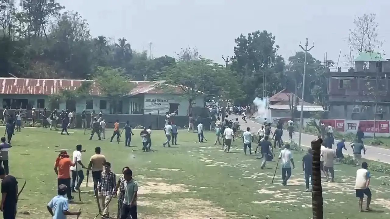 মথা-বিজেপি সংঘর্ষে উত্তপ্ত দয়ালপাড়া, পরিস্থিতি নিয়ন্ত্রণে পুলিশের গুলি ও টিয়ার গ্যাস