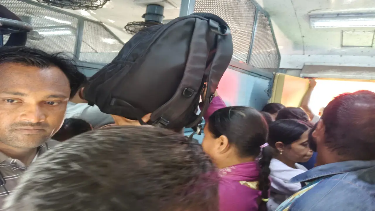 লোকাল ট্রেনে অস্বাভাবিক ভিড়, টিকিট কেটেও ট্রেনে উঠতে না পারার অভিযোগ যাত্রীদের