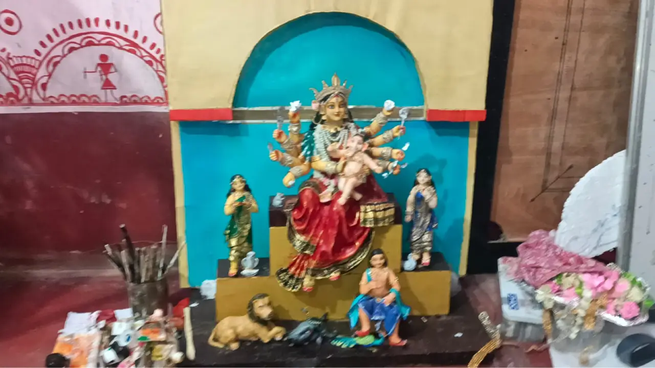 অল্প বয়সে দূর্গা মায়ের মুর্তি তৈরিকরে বিশেষ নজীর স্থাপন করলো বাইখোড়ার শুভ্রজিত দাস।