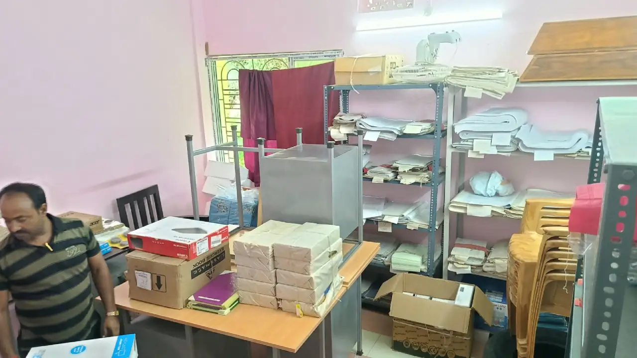 রাতের অন্ধকারে টেপানিয়া জেলা হাসপাতালের মেডিকেল সুপার অফিসে দুঃসাহসিক চুরির ঘটনা ।