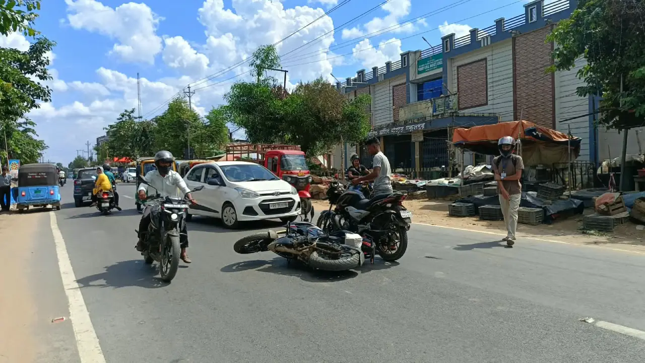 দুটি বাইকের মুখোমুখি সংঘর্ষে আহত দুইজন