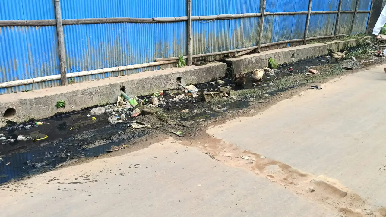 জল নিষ্কাশন দুর্বল হওয়ার কারণে দুর্গন্ধ ছড়ালো এলাকায় ।