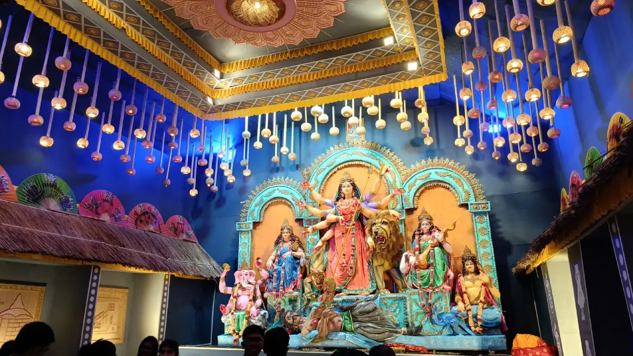 সপ্তমীর প্রথম রাতে মন্ডপে মন্ডপে ভীড় নেই দর্শকদের