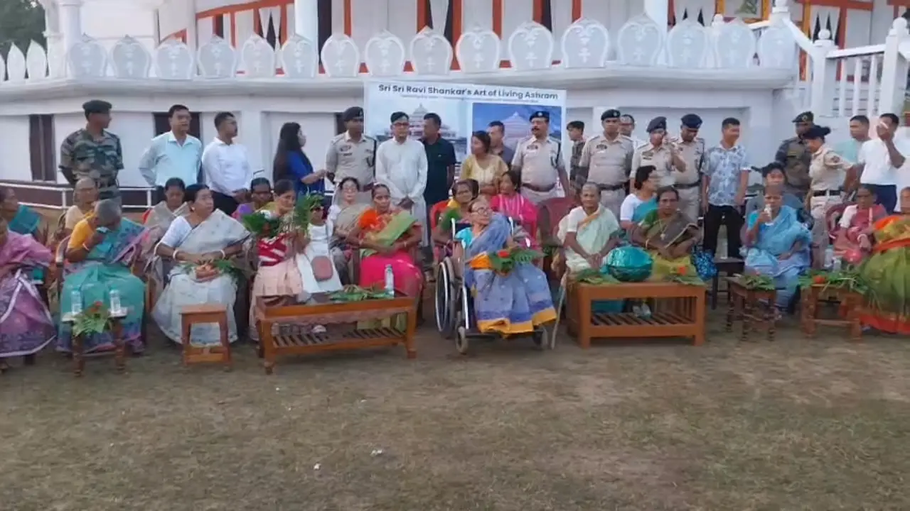 টিএসআরের উদ্যোগে দুর্গাপুজো মণ্ডপ পরিদর্শন করলেন বৃদ্ধাশ্রমের ১৮ আবাসিক