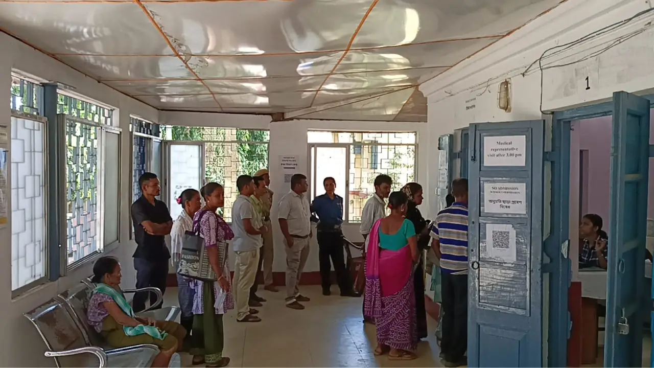 সাতসকালে উদয়পুর মহকুমা হাসপাতালে চাঞ্চল্য! বারান্দার পাশে এমন দৃশ্য দেখে হতবাক কর্মীরা