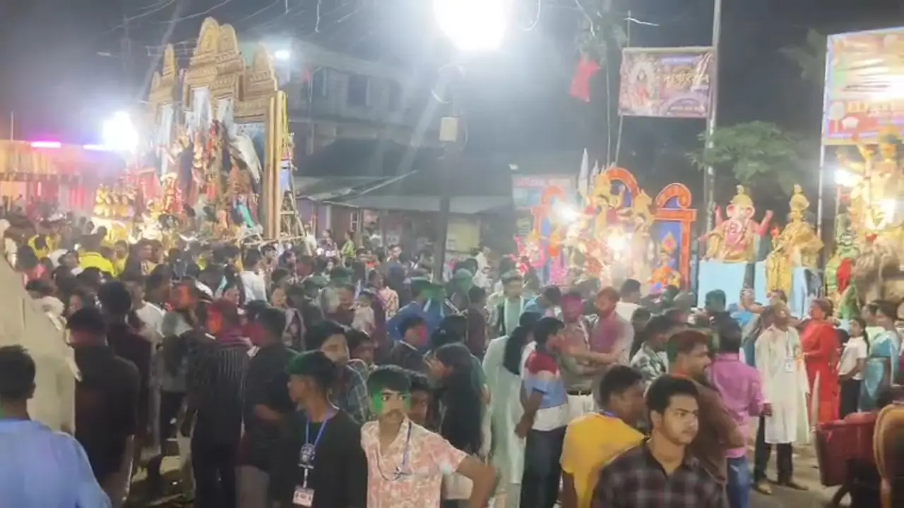 কুমারঘাটে প্রতিমা নিরঞ্জনকে ঘিরে, শহরজুড়ে জনজোয়ার। বিষাদমাখা বিদায়ের সুরে শেষ হলো দশমী