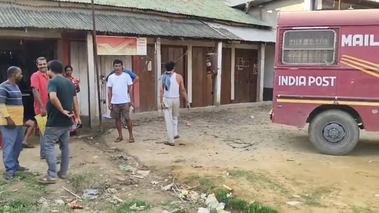 গ্রাহকদের অজান্তেই সরিয়ে নেওয়া হচ্ছে পোস্ট অফিস।  উত্তেজনা ছড়াল কুমারঘাট রেল স্টেশন চৌমুহনী সংলগ্ন এলাকায়।