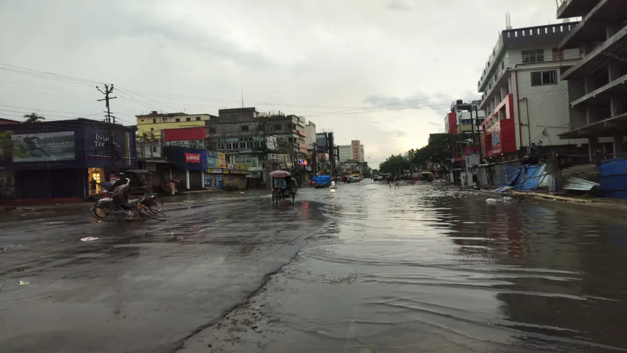 কার ভুলে আজ এই পরিস্থিতি? জনজীবন লণ্ডভণ্ড হওয়ার নেপথ্যে কোন কারণ লুকিয়ে—প্রশ্ন সবার মুখে মুখে!