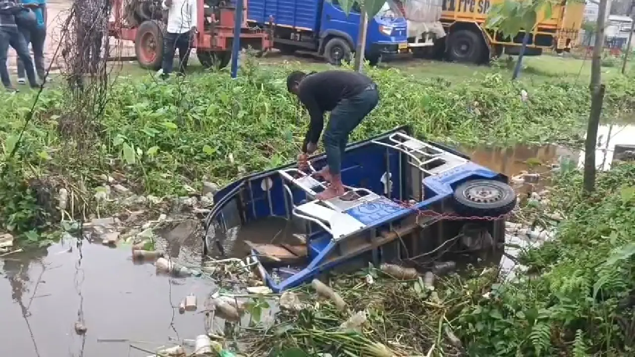 নিয়ন্ত্রণ হারিয়ে ড্রেনে উল্টে গেল একটি টুকটুক