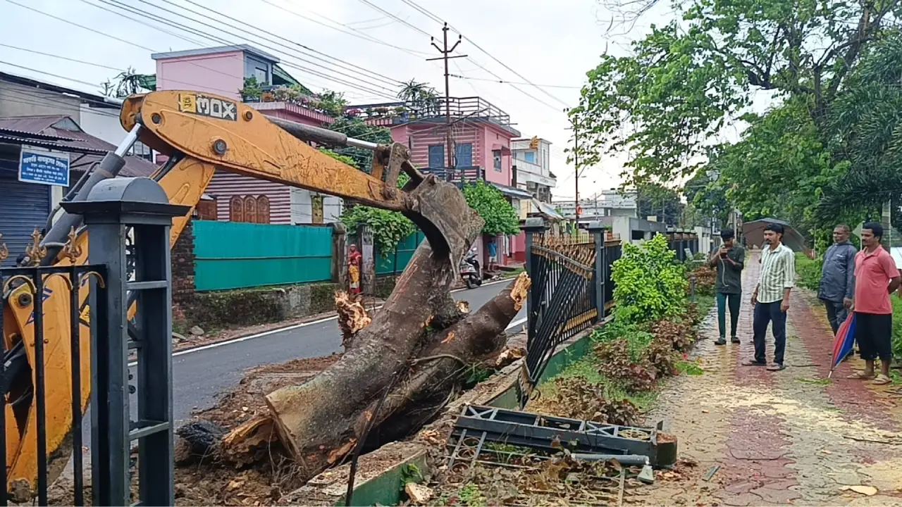 বিকট শব্দে কেঁপে ওঠে জগন্নাথ দিঘির পশ্চিম পাড় সংলগ্ন এলাকা