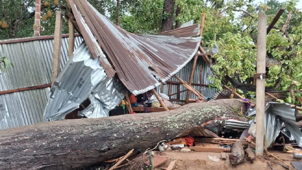 ঝড় থেমেছে, কিন্তু আলো ফেরেনি! বিলোনিয়ার এক অংশে বাড়ছে অস্বস্তি