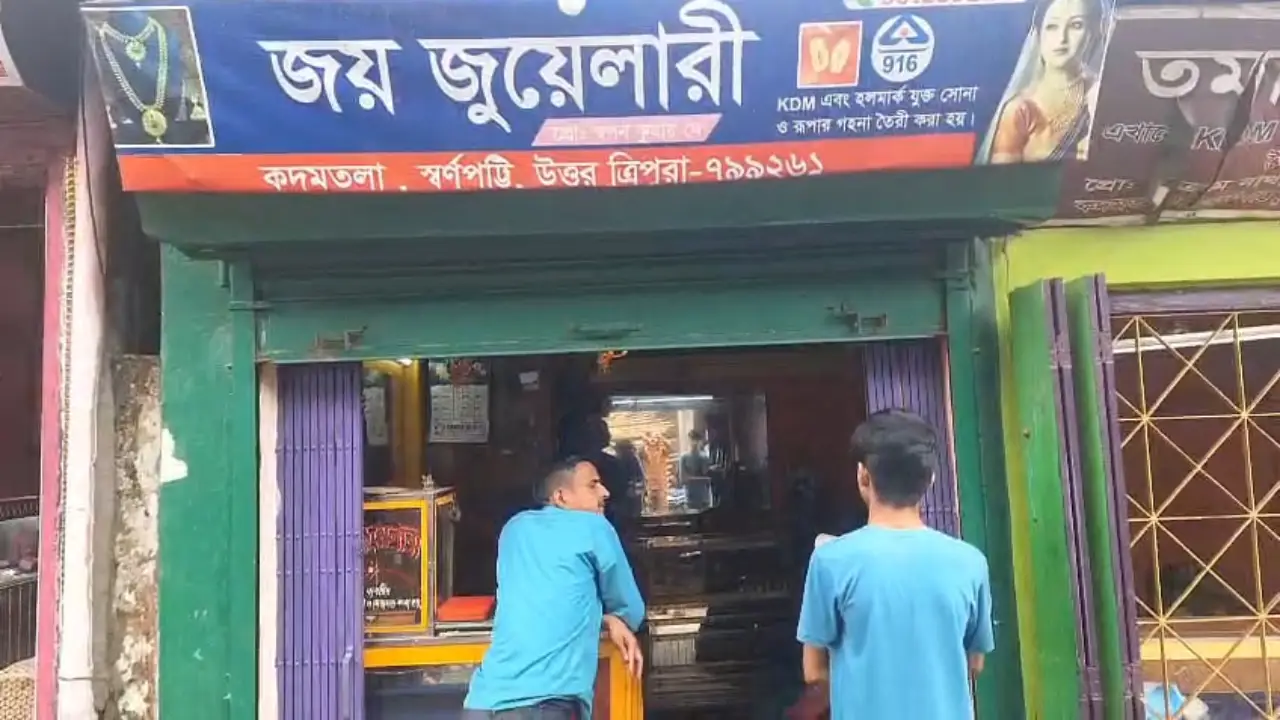 রাতের অন্ধকারে কদমতলা বাজারে রহস্যজনক চুরি—পিছনে কারা, বাড়ছে জল্পনা