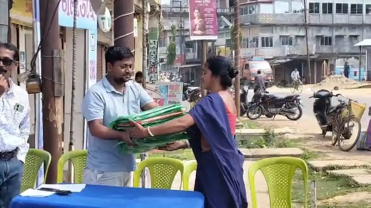 শান্তির বাজার শিশুশিক্ষা মন্দিরের উদ্দ্যোগে গরীব দুস্তদের মধ্যে বস্ত্র বিতরন করাহয়।