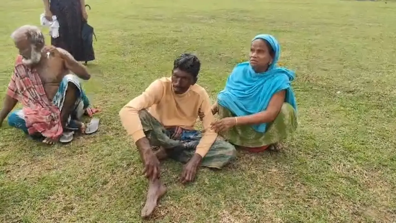 জলের ভেতরেই ঘটল অঘটন! গবাদি পশুকে বাঁচাতে গিয়ে যা হল