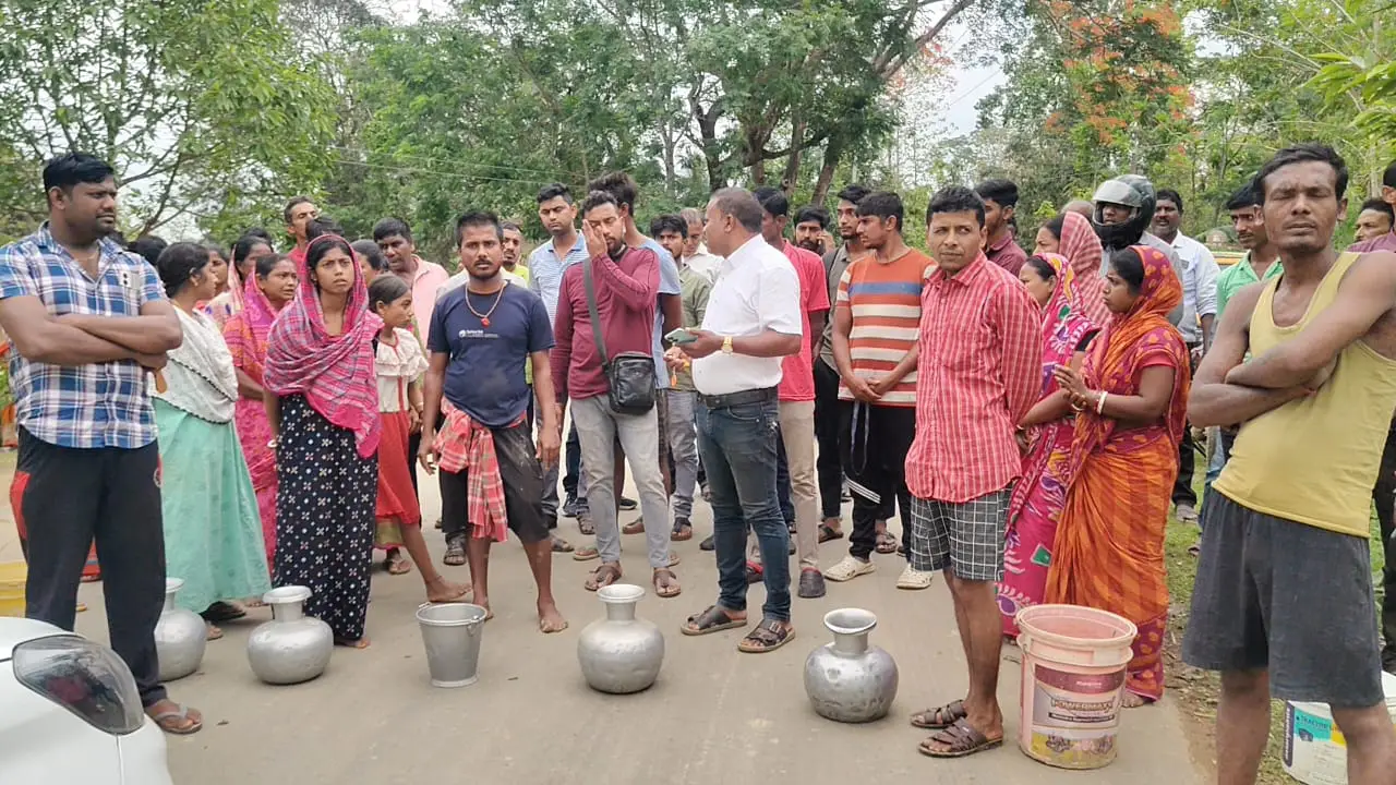 তীব্র জলসংকটে ফুঁসছে বিলোনিয়া! রাস্তায় নেমে ক্ষোভ উগরে দিলেন এলাকাবাসী