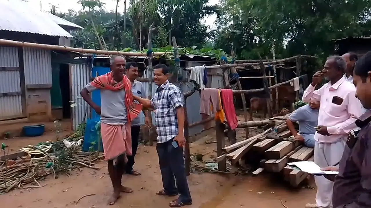 ঘূর্ণিঝড়-বন্যার ধাক্কায় বিধ্বস্ত একাধিক গাঁও সভা !