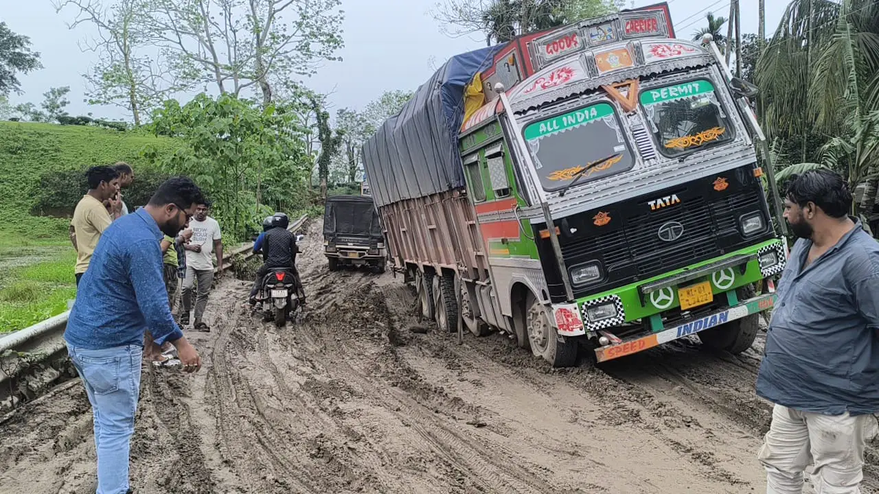মাঝপথে আটকে ট্রাক, ঘন্টার পর ঘন্টা দমবন্ধ পরিস্থিতিতে নাজেহাল যাত্রীরা!