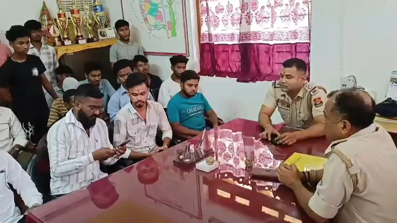ত্রিপুরার রাধাকিশোরপুর থানায় আলোচনায় বসলেন হিন্দু জাগরণ মঞ্চের যুবকরা।
