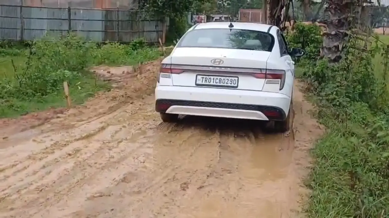 মেলাঘর কলমক্ষেত স্কুলের সামনে লুকিয়ে ভয়াবহ বিপদ! ক্ষোভে ফুঁসছে স্থানীয়রা