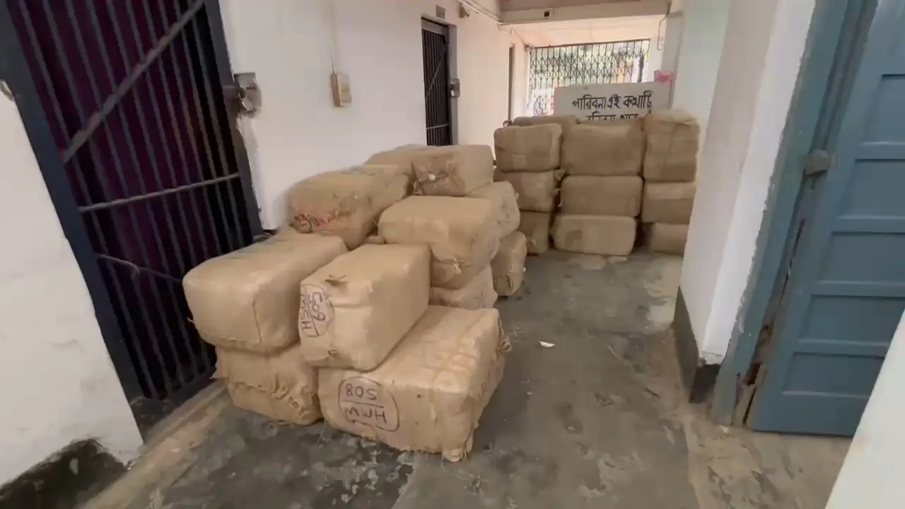 অবৈধভাবে বাংলাদেশে কাপড় পাচার করতে গিয়ে ধরা পড়লো একটি গাড়ি ।