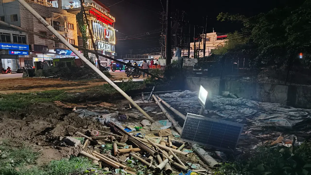 মহাদেব দীঘির পাড়ে ব্ল্যাকআউট! সৌর আলোকবর্তিকা অকেজো, অন্ধকারে ওত পেতে আছে কোন বিপদ?