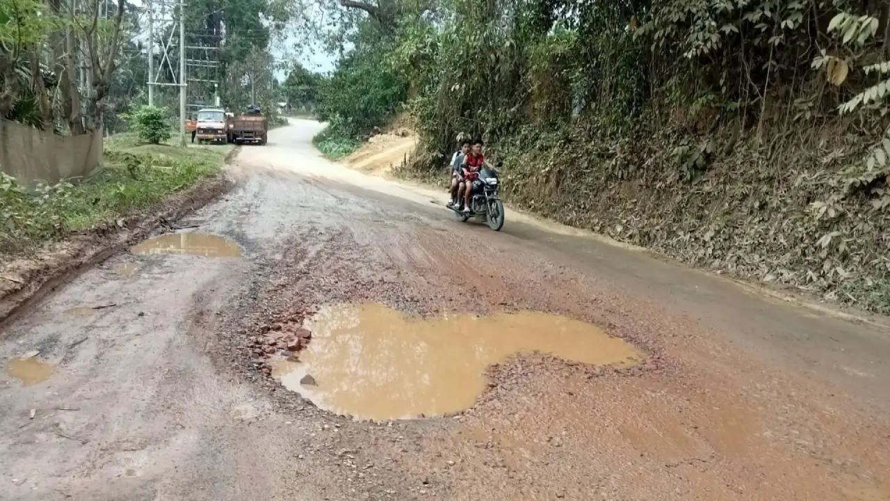 সড়ক না কি সাক্ষাৎ মৃত্যুপুরী? অমরপুর-থালছড়া রাস্তায় পা বাড়ালেই ওত পেতে আছে বিপদ!